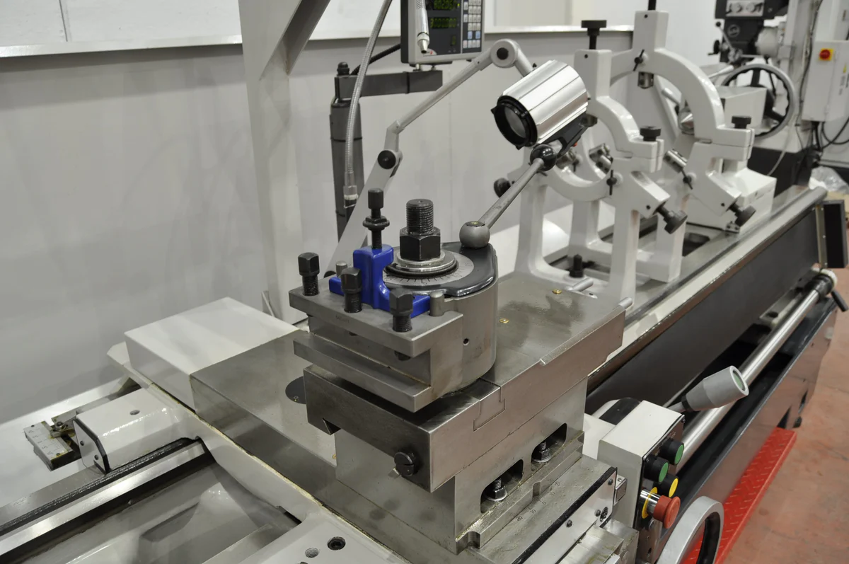 Torreta y carro de precisión del Torno Paralelo Heller CE660VX3000.