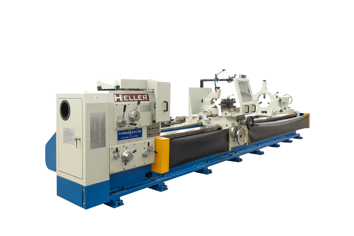 Torno paralelo industrial Heller TPG 850 X 5000 / ENGINE LATHE sobre base azul, con cabezal de control, bancada de protección y luneta, aislado sobre fondo blanco.